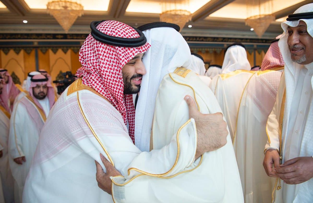 الملك سلمان يؤدي صلاة عيد الفطر مع جموع المصلين في المسجد الحرام