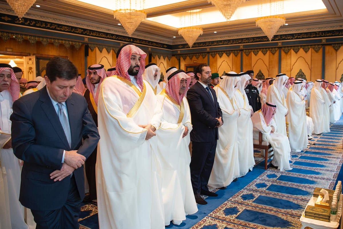 الملك سلمان يؤدي صلاة عيد الفطر مع جموع المصلين في المسجد الحرام