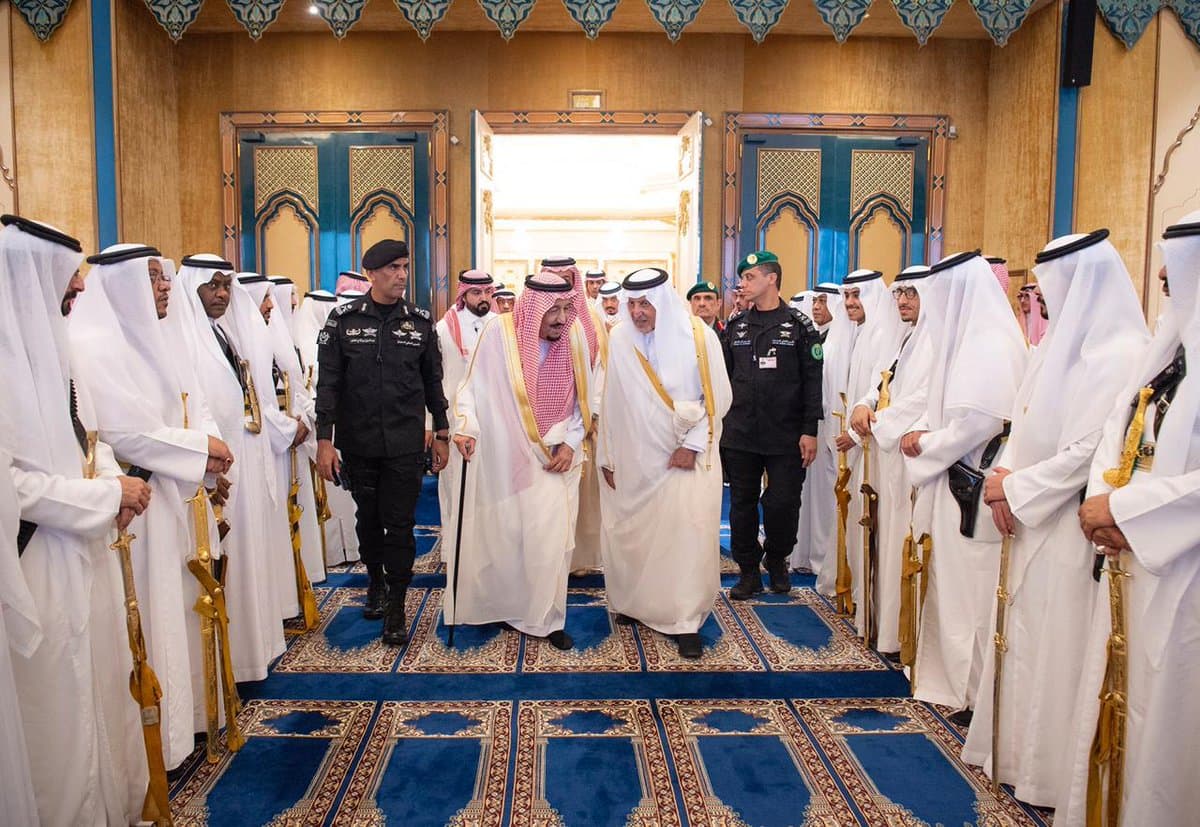 الملك سلمان يؤدي صلاة عيد الفطر مع جموع المصلين في المسجد الحرام