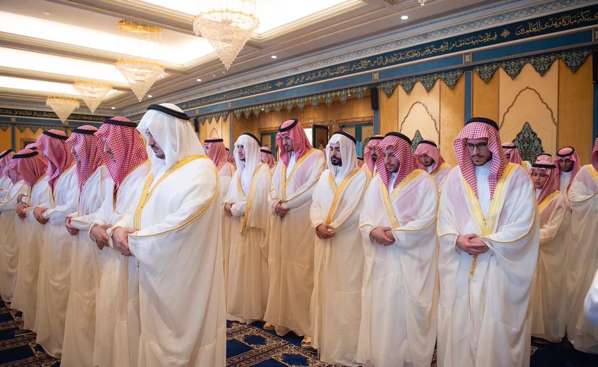 الملك سلمان يؤدي صلاة عيد الفطر مع جموع المصلين في المسجد الحرام