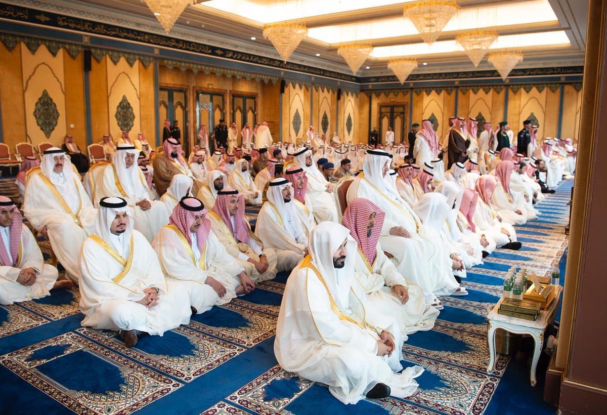 الملك سلمان يؤدي صلاة عيد الفطر مع جموع المصلين في المسجد الحرام