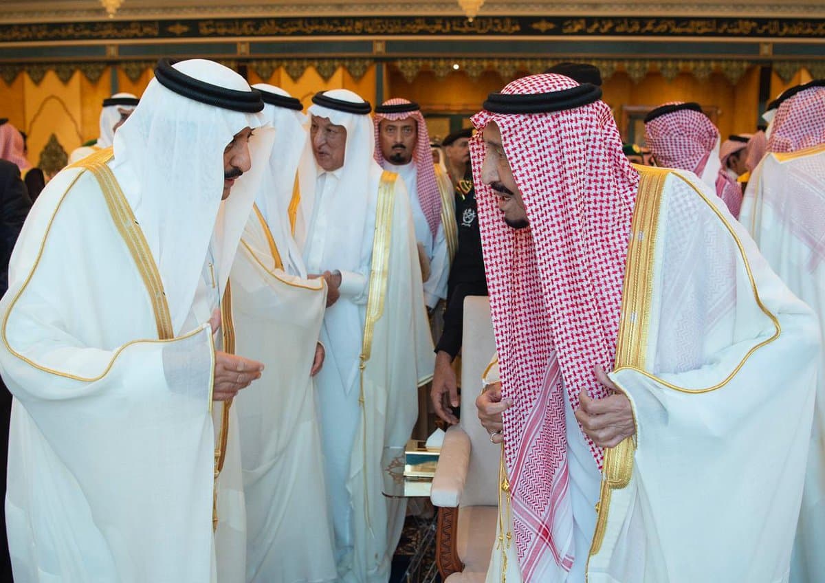 الملك سلمان يؤدي صلاة عيد الفطر مع جموع المصلين في المسجد الحرام