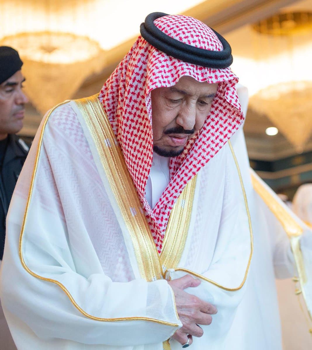 الملك سلمان يؤدي صلاة عيد الفطر مع جموع المصلين في المسجد الحرام