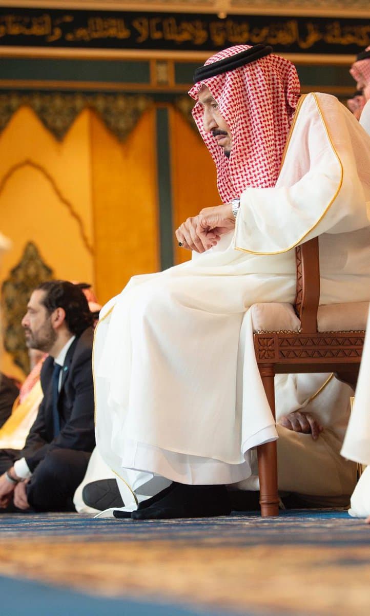 الملك سلمان يؤدي صلاة عيد الفطر مع جموع المصلين في المسجد الحرام