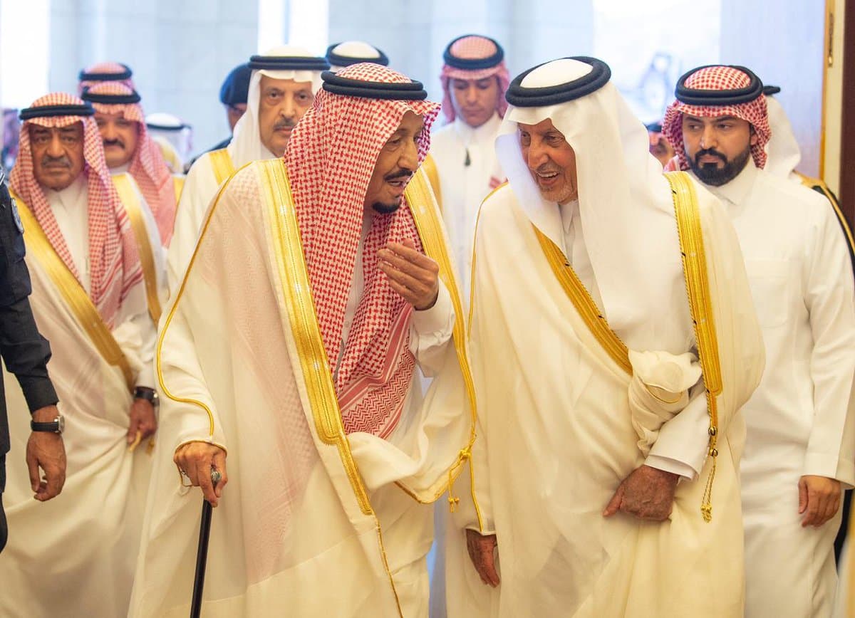 الملك سلمان يؤدي صلاة عيد الفطر مع جموع المصلين في المسجد الحرام