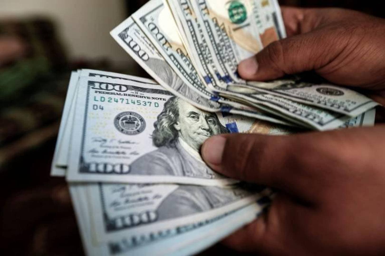 الدولار يستقر بعد تنامي التكهنات بخفض أكبر لأسعار الفائدة الأمريكية
