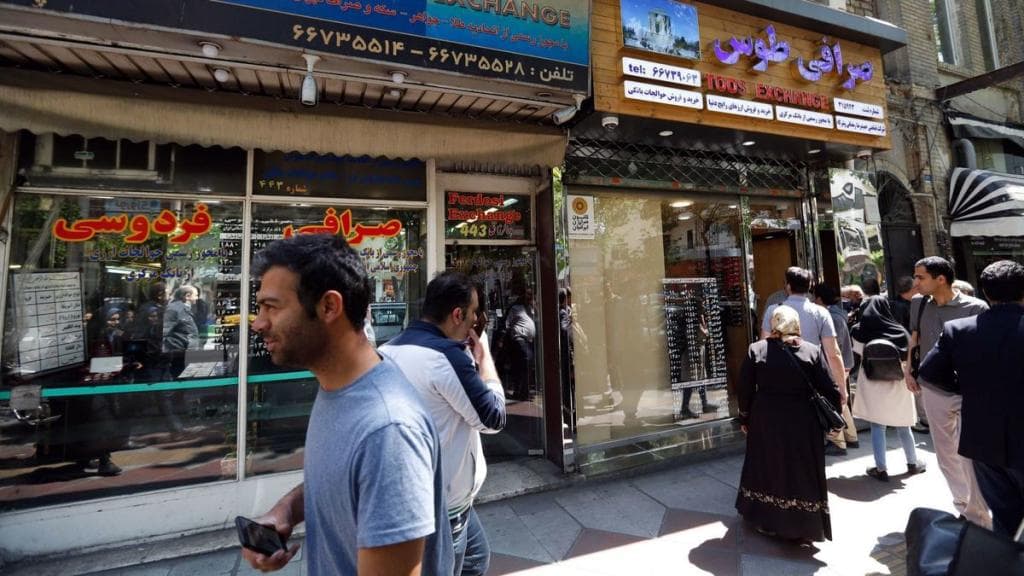 الاقتصاد الإيراني يتآكل من الداخل .. وخامنئي يستولي على مؤسسات قيمتها 300 مليار دولار