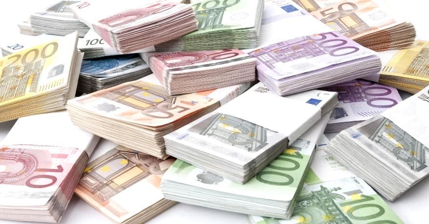 اليورو يهوي لأدنى مستوى في شهرين مقابل الدولار وسط عدم تيقن من سياسة المركزي