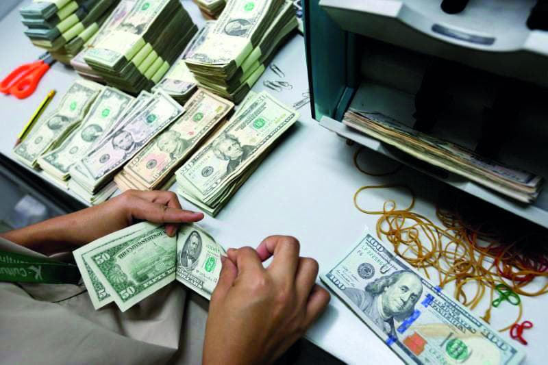 الدولار يستقر قرب أعلى مستوى في 3 أسابيع مع تراجع رهانات خفض الفائدة