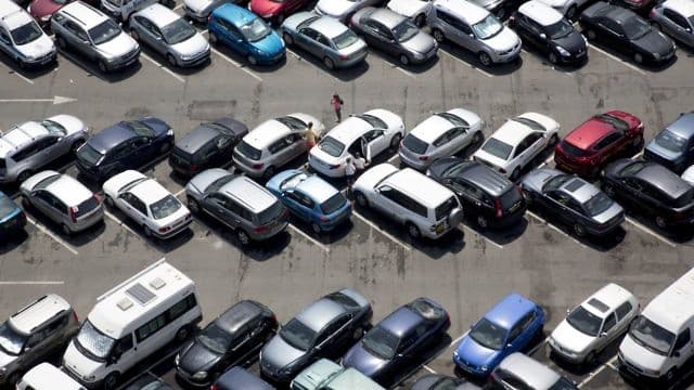 مواقف السيارات ليست مسألة يتنازل فيها الناس