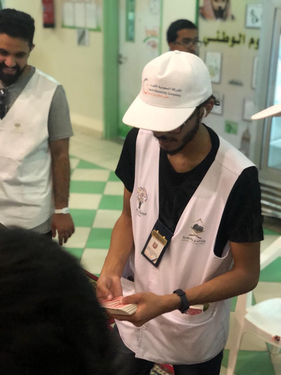 متطوعو "السعودية للكهرباء" يرشدون الحجاج التائهين ويخدمون ذوي الهمم والمسنين ويترجمون بـ 4 لغات