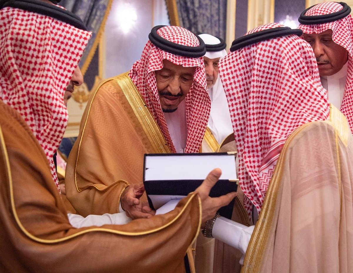 الملك يستقبل الأمراء والعلماء وجمعا من المواطنين