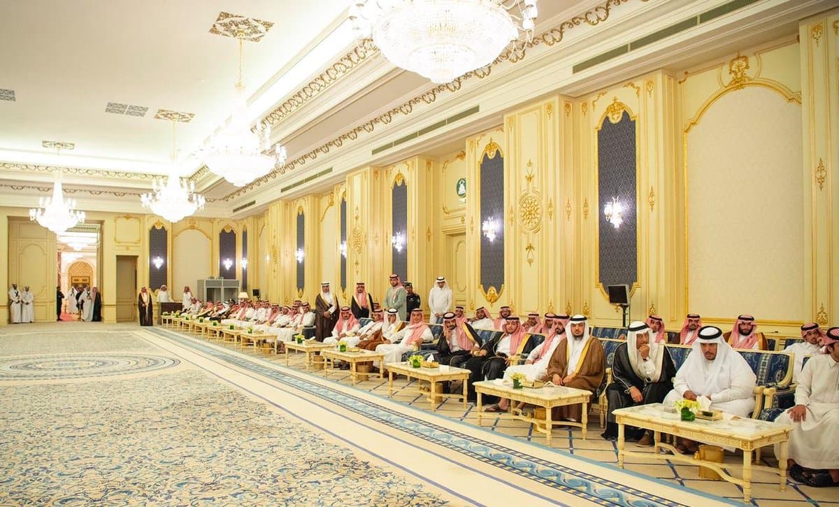 الملك يستقبل الأمراء والعلماء وجمعا من المواطنين