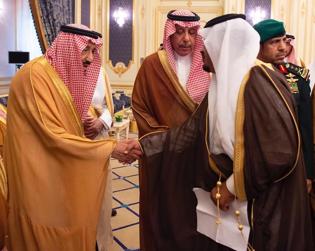 الملك يستقبل الأمراء والعلماء وجمعا من المواطنين