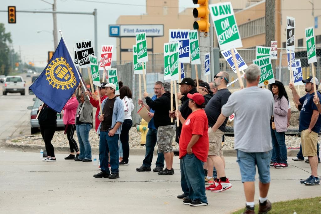 إضراب 50 ألف عامل يشل مصانع ومقار توزيع «جنرال موتورز» الأمريكية
