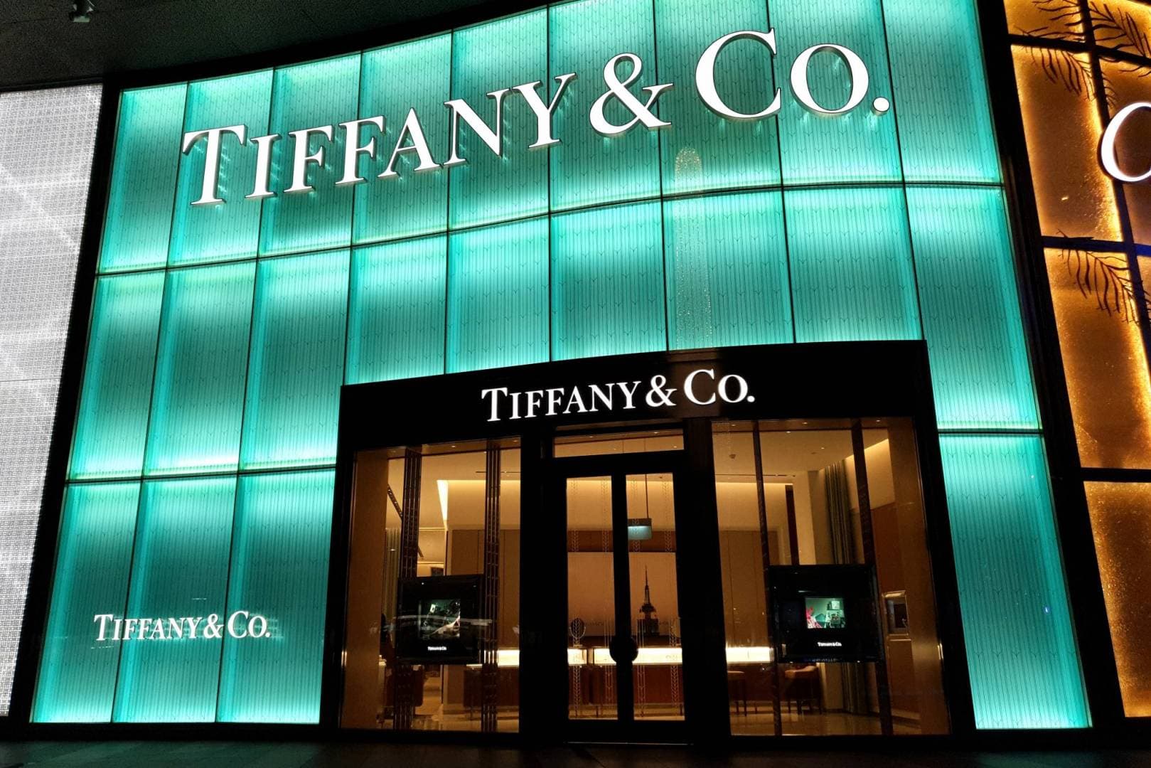 "ال في ام اش" للصناعات الفاخرة تقدم عرضا للاستحواذ على "تيفاني"الأمريكية