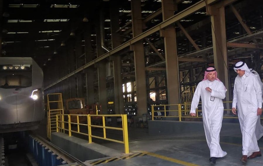 وزير النقل يتفقد محطات قطار الحرمين ويطلع على الاستعدادات لإعادة تشغيله