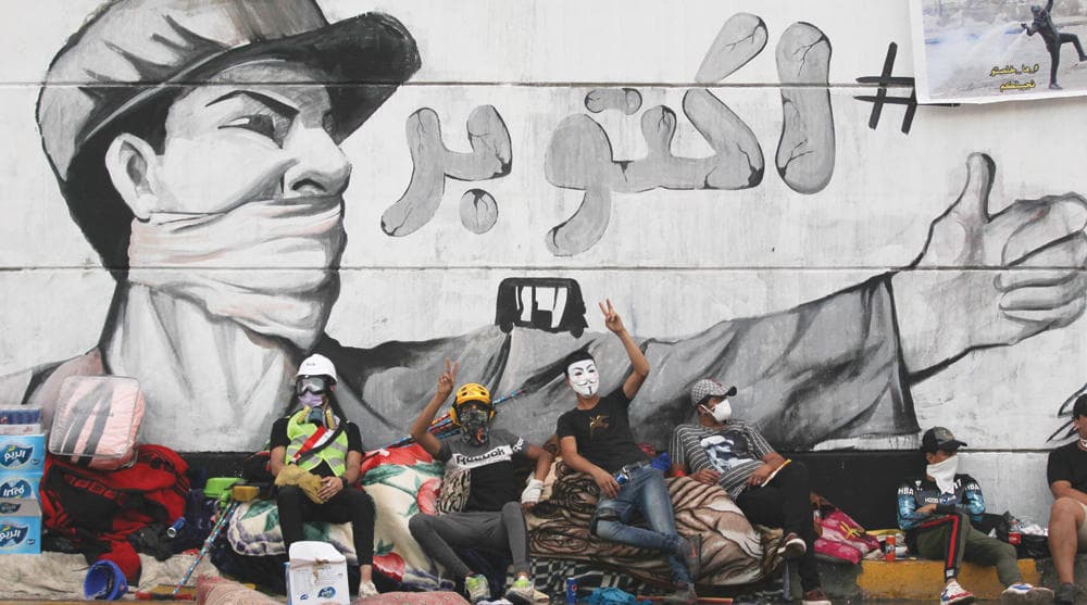 متظاهرون عراقيون يستريحون في ميدان التحرير في العاصمة بغداد خلال المظاهرات التي انطلقت في أكتوبر