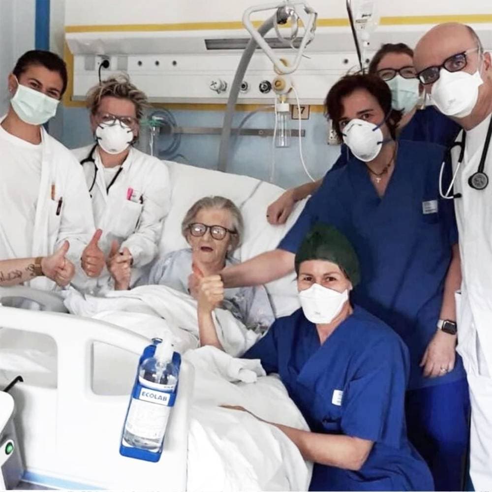 ألما مع فريقها الطبي.