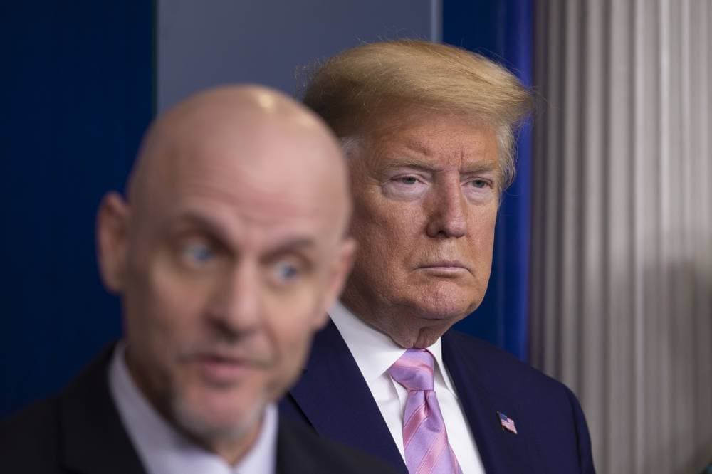 الرئيس الأمريكي يستمع إلى مفوض إدارة الغذاء والدواء خلال إحاطة صحفية في واشنطن. "إ ب أ"