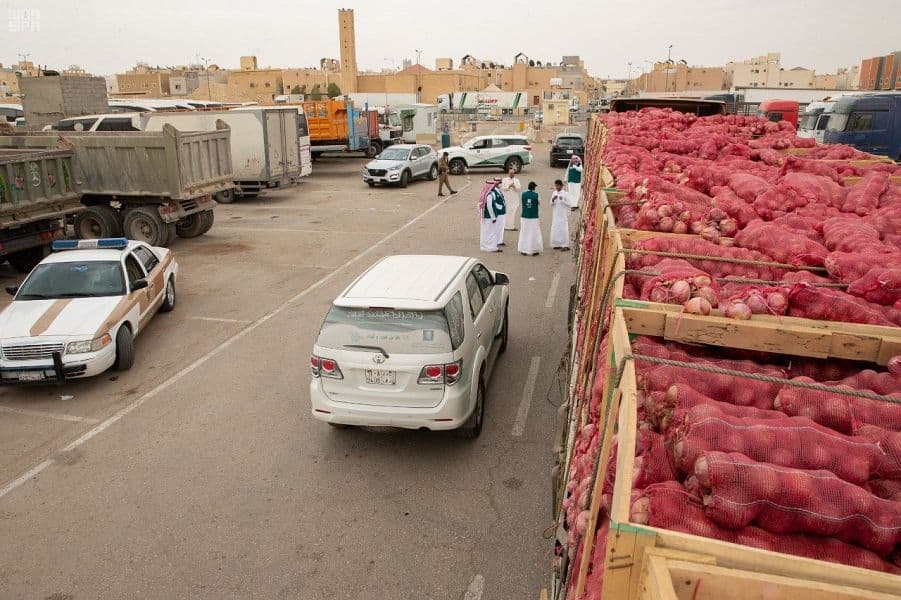 "التجارة" تضبط متورطين خبأوا 6 شاحنات محملة بأكثر من 100 طن بصل وتعيد تصريف الكميات في أسواق الرياض