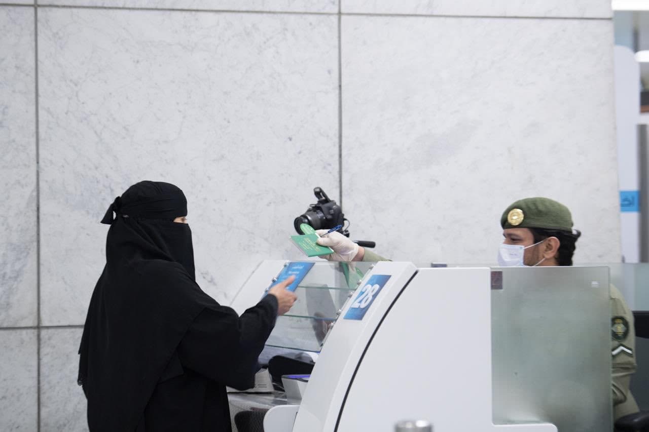 ضمن رحلات عودة المواطنين.. 252 مواطنا ومواطنة يصلون مطار الملك عبدالعزيز الدولي قادمين من لندن