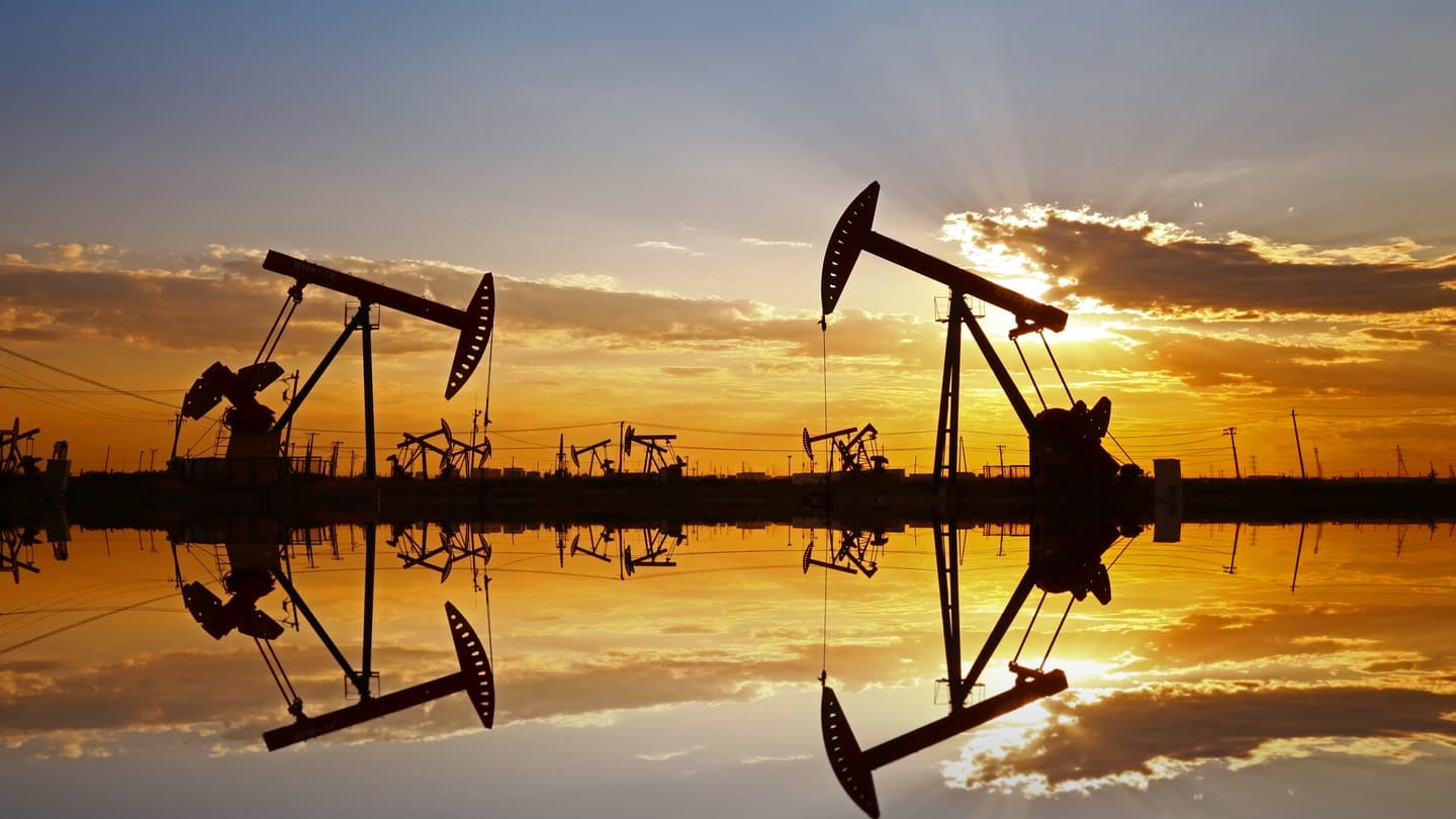 النفط يهبط أكثر من 5 % بعد توقعات متشائمة للطلب