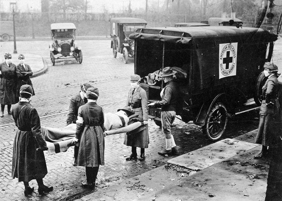 إسعاف ضحايا الإنفلونزا الإسبانية في الولايات المتحدة عام 1918.