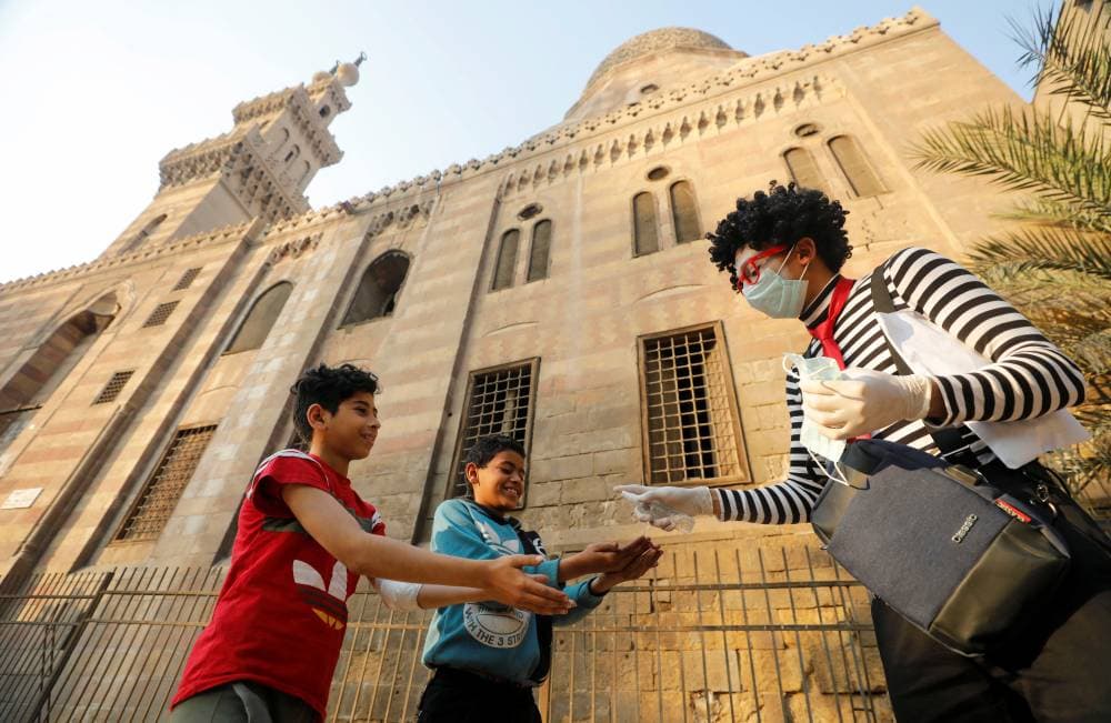 مثل البانتومايم أحمد ناصرخلال توعية الأطفال في شوارع القاهرة."رويترز"