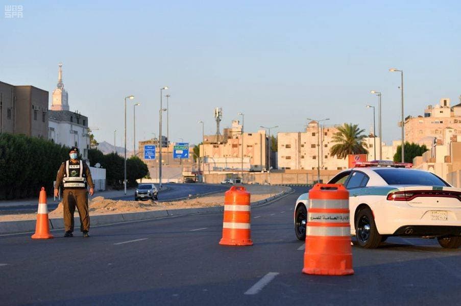 الجهات الأمنية تعزز انتشارها لمتابعة الالتزام بتطبيق قرارات منع التجول."واس"
