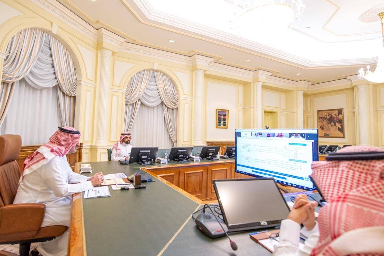 الأمير فيصل بن سلمان خلال ترؤسه اجتماع اللجنة الرئيسة لدراسة أوضاع سكن العمالة الوافدة.