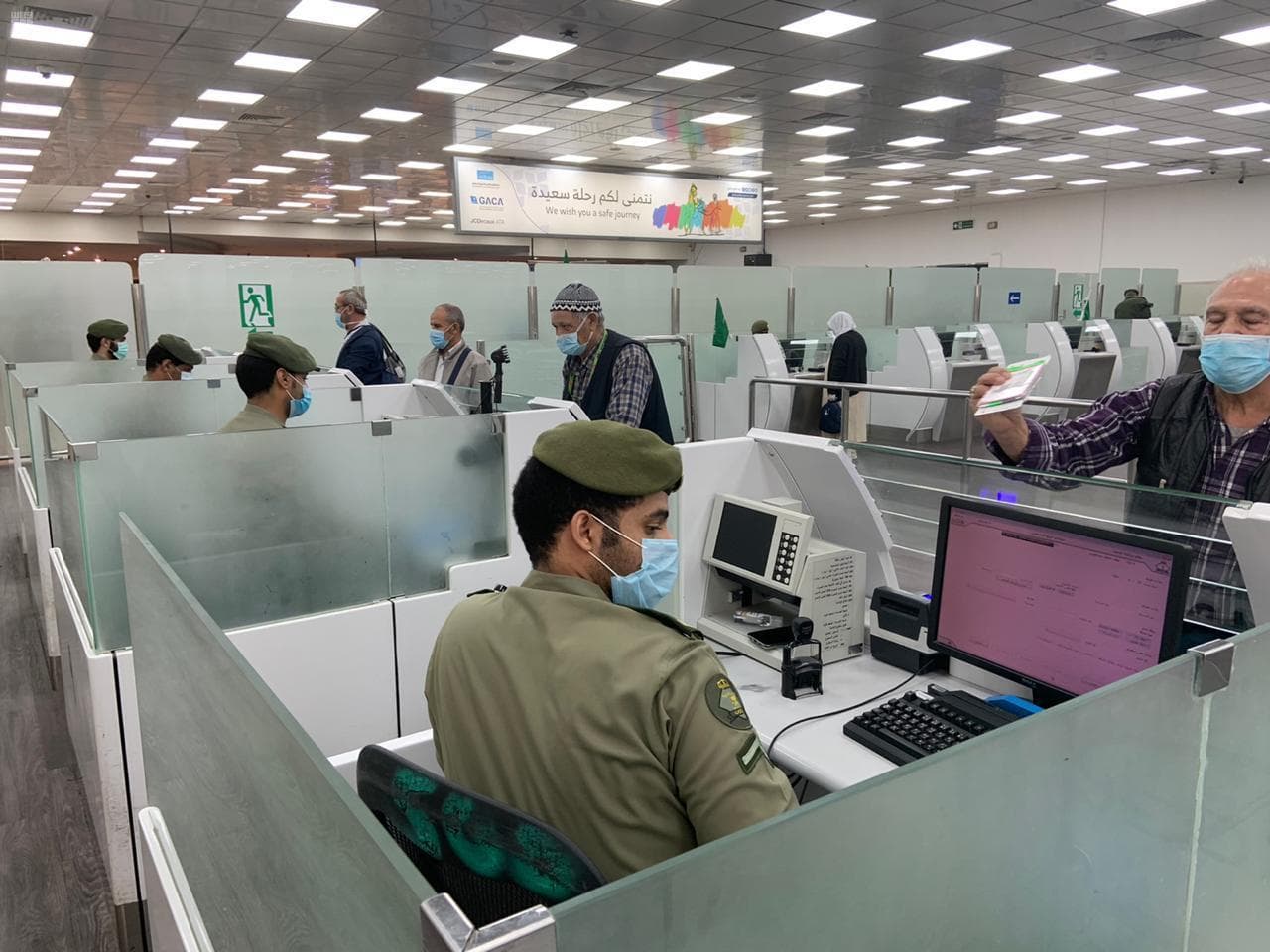 الجوازات تبدأ في إجراءات سفر المعتمرين المتأخرين عن المغادرة