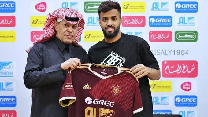 فهد المدلج والصيعري وبينهما قميص الفيصلي.