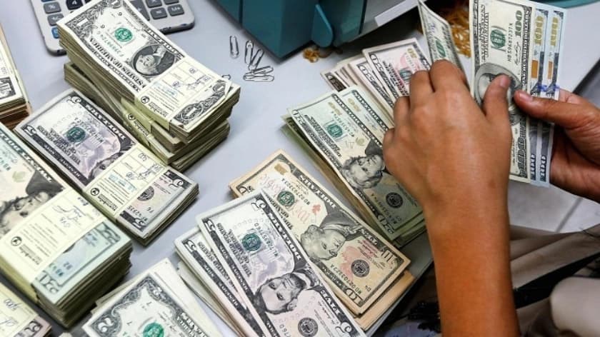 الدولار يرتفع واليوان يتراجع مع عملات آسيوية