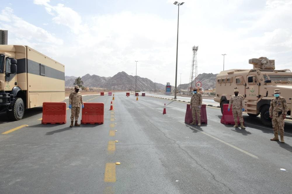 رجال الأمن يتابعون تطبيق الإجراءات الاحترازية في جميع مناطق المملكة. "واس"