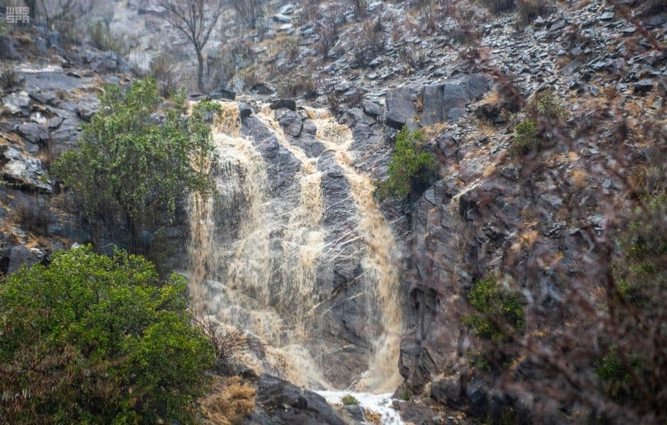 مصحوبة بزخات من البرد .. الأمطار تواصل هطولها على "عسير"