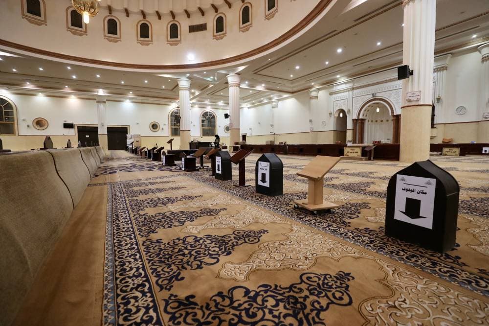 من استعدادات المساجد لاستقبال المصلين.تصوير: عبدالعزيز النومان -"الاقتصادية"