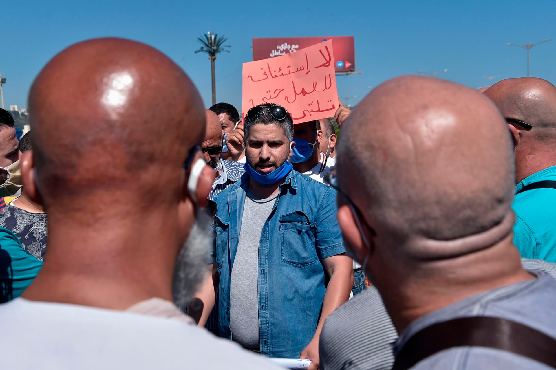 سائقو سيارات الأجرة في الجزائر يرفضون إجراءات "صارمة" للوقاية من كورونا