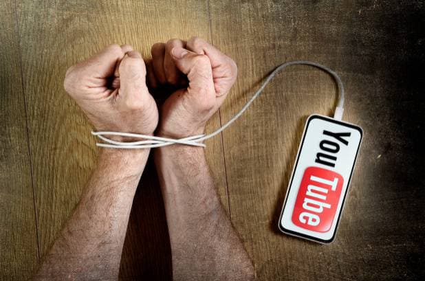 إدمان مشاهدة الفيديو على منصة اليوتيوب خطر يهدد المستخدمين.