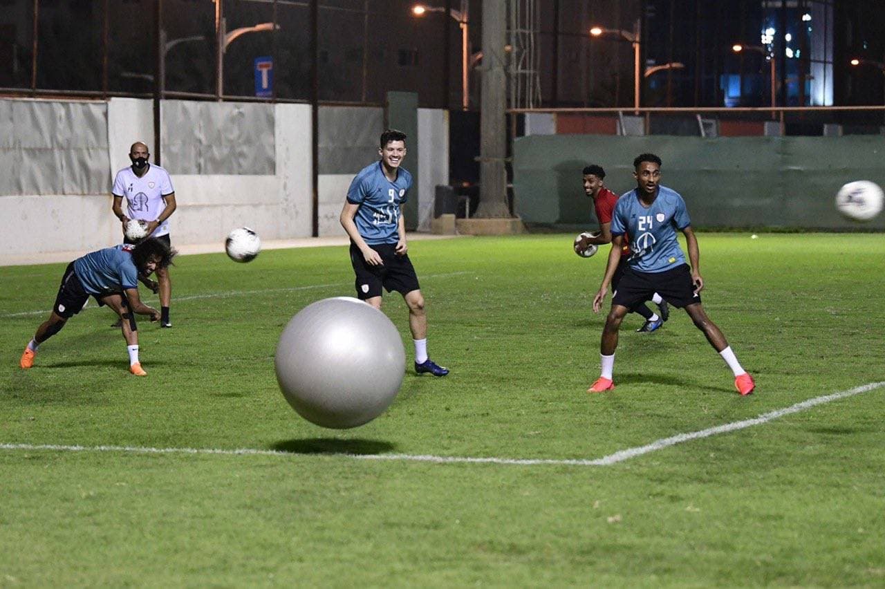 الصليهم خلال تدريبات فريق الشباب أمس يرمي الكرة السويدية