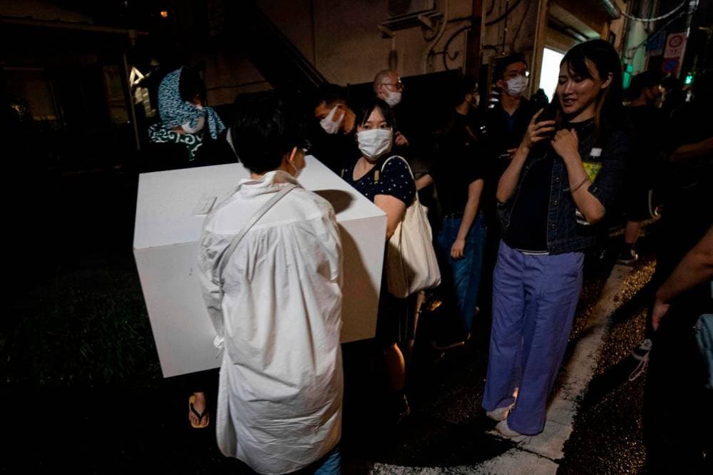 تدفق على المعرض عند افتتاحه 200 شخص."الفرنسية"