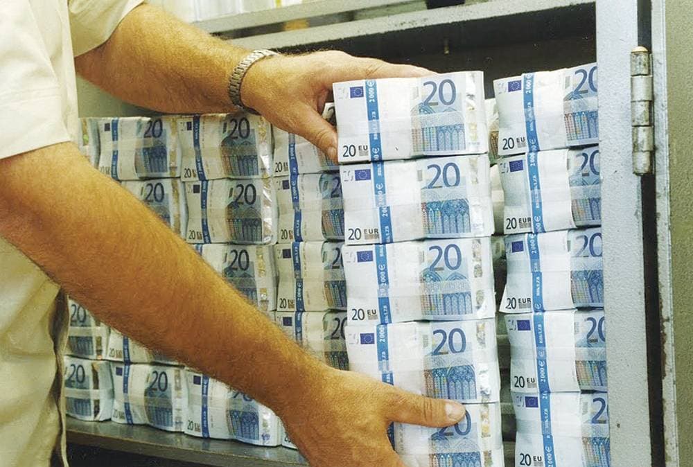 الدولار يعاود الهبوط مع تحول المستثمرين إلى البيانات الاقتصادية