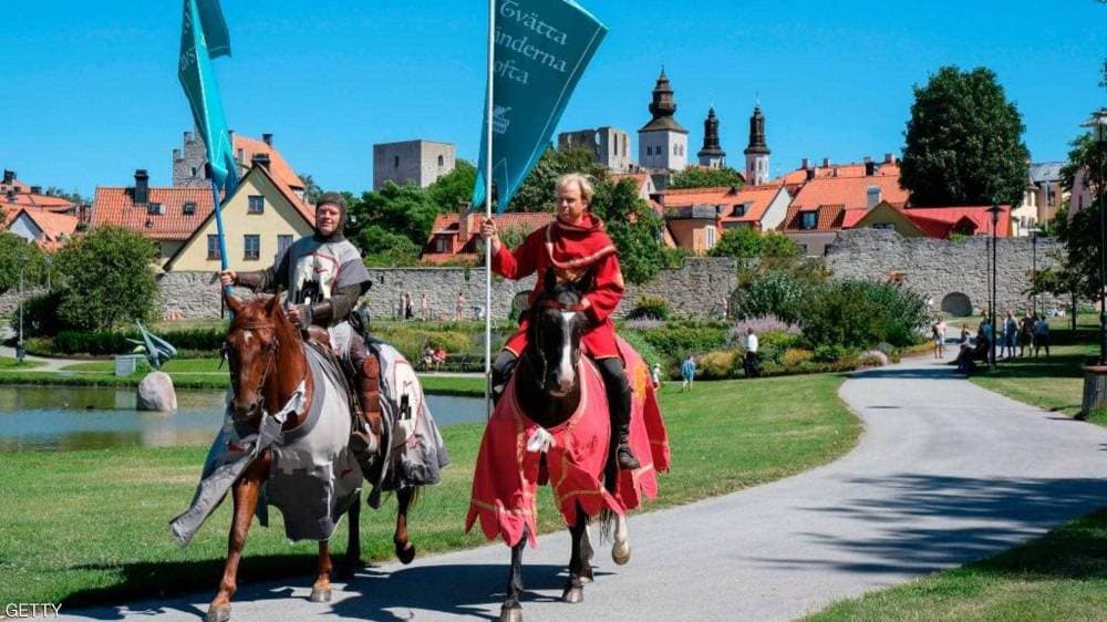 السويد تستعين بفرسان القرون الوسطى لحث السياح على التباعد