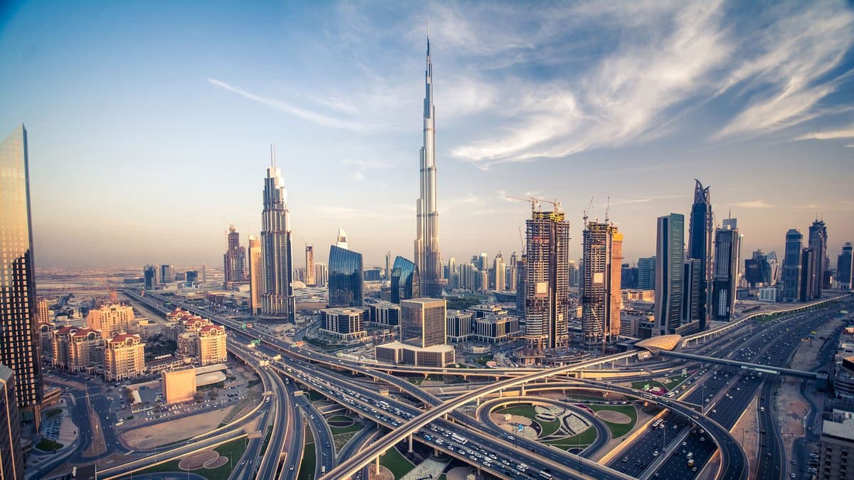 الإمارات تسمح للمواطنين والمقيمين بالسفر بشكل عام وفقا للاشتراطات الصحية