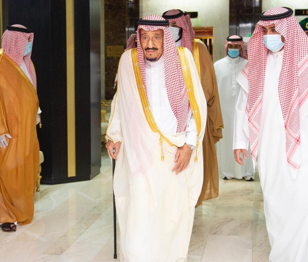 الملك سلمان يغادر المستشفى بعد أن منّ الله عليه بالصحة والعافية