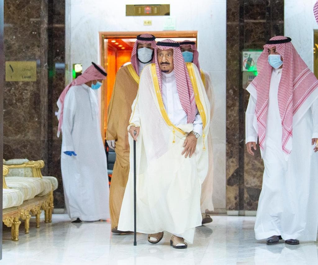 الملك سلمان يغادر المستشفى بعد أن منّ الله عليه بالصحة والعافية