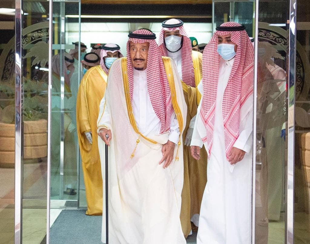 الملك سلمان يغادر المستشفى بعد أن منّ الله عليه بالصحة والعافية
