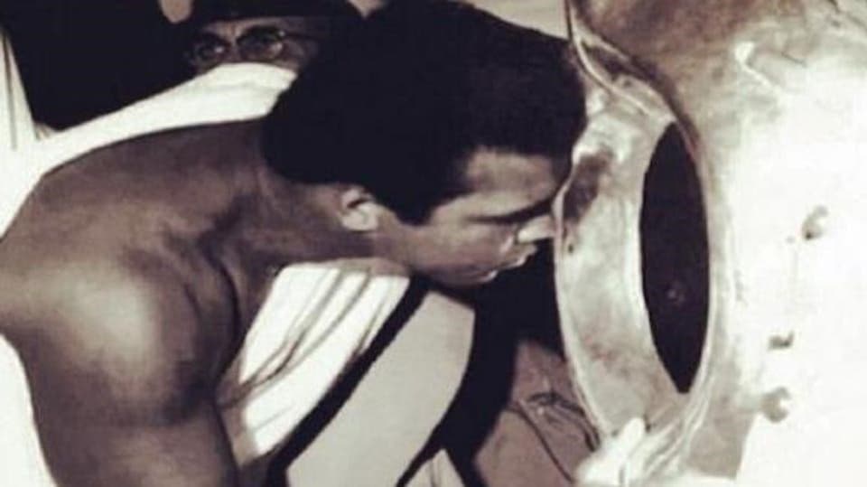محمد علي كلاي خلال أدائه فريضة الحج في مطلع السبعينيات