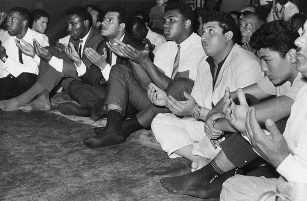 محمد علي كلاي خلال أدائه فريضة الحج في مطلع السبعينيات