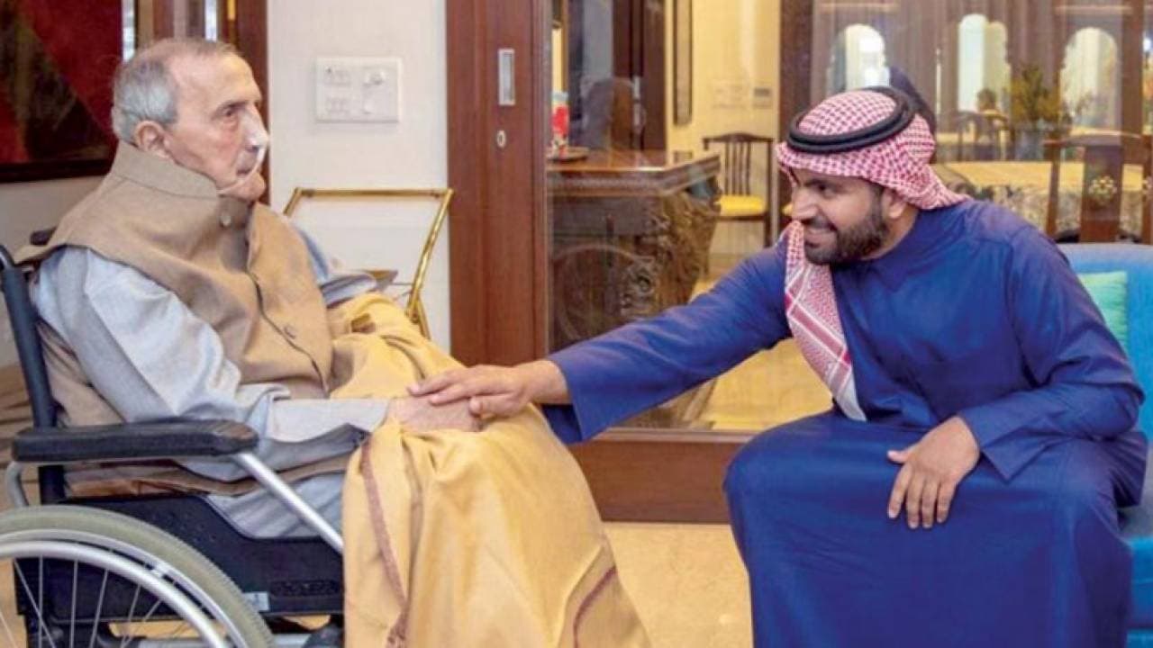 وزير الثقافة في زيارة سابقة للقاضي في منزل الأخير.